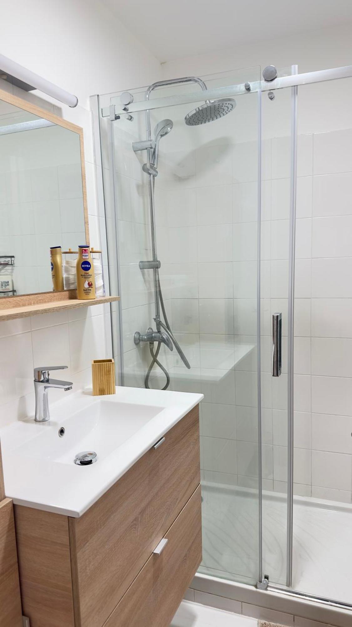 Appartement Magnifique Grand 2 Pieces Moderne Lumineux Au Calme Avec Grande Terrasse A 15mn En Bus Centre-ville, Gare Et Promenade Des