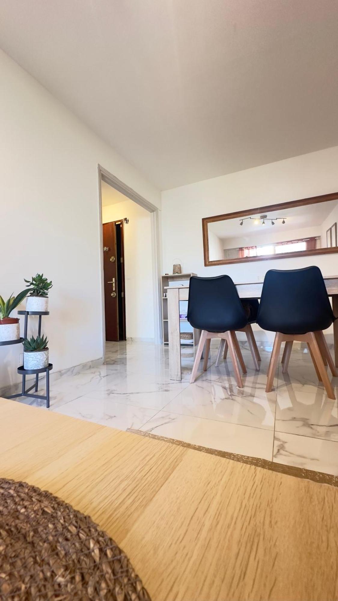 Apartment Magnifique Grand 2 Pieces Moderne Lumineux Au Calme Avec Grande Terrasse A 15mn En Bus Centre-ville, Gare Et Promenade Des Nizza